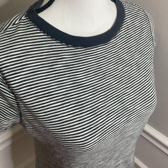 Universal Thread Striped T-shirt size Small - Picture 2 of 5